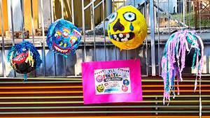 Bunte Piñatas wurden von den Schüler:innen selbst gestaltet und als Dekoration aufgehängt.