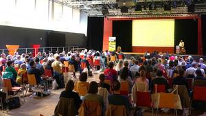 Tobias Böcker, Geschäftsführer der SRH Schulen GmbH, begrüßt auf der Bühne die Gäste in der großen Aula.