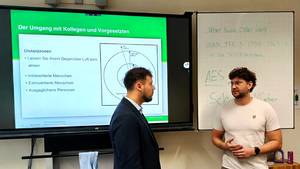 Ein externer Referent der AOK sowie eine Lehrkraft vermitteln den Schüler:innen der Klasse 8/9 die wichtigsten Knigge-Regeln für den Berufsalltag.